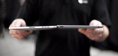 Un empleado de Apple muestra la diferencia de grosor entre el iPad antiguo y el nuevo.