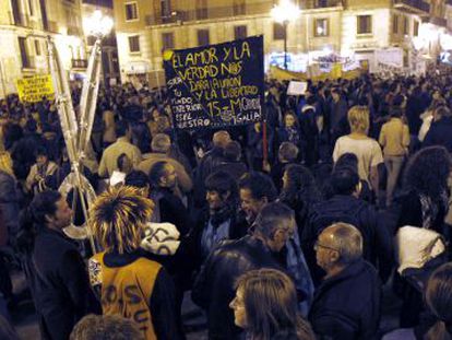 Miles de personas se manifiestan en Valencia contra los recortes presupuestarios en educaci&oacute;n.