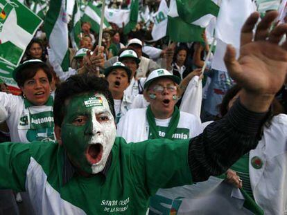 Partidarios de la autonomía de la provincia de Santa Cruz, el miércoles en un acto de cierre de  campaña.