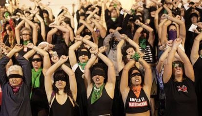 Un grupo de mujeres participa en la 'performance' 'Un violador en tu camino' en Río de Janeiro (Brasil), el pasado 3 de diciembre. 
 