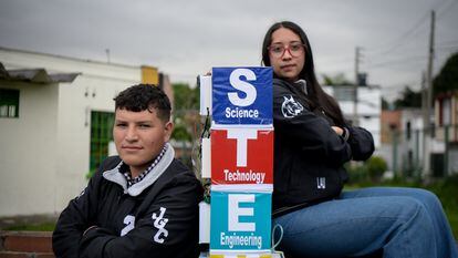 Samuel y Laura, dos de los seis integrantes del grupo Developers Mind, que ha creado una Planta de tratamiento de aguas grises: IoT Water, en Bogotá (Colombia), el 16 de noviembre de 2022.