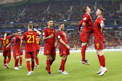 Los jugadores de España celebraban uno de los siete goles que este miércoles marcaron ante Costa Rica, en el estadio Al Thumama de Doha.
