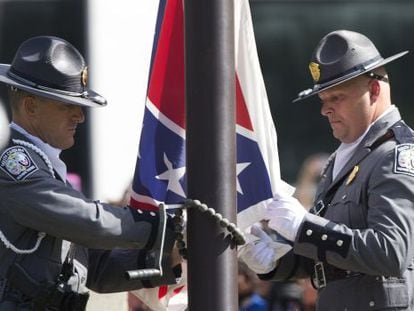 Una guardia de honor arr&iacute;a la bandera confederada en Carolina del Sur