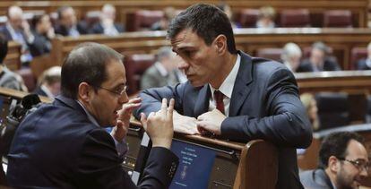 El l&iacute;der del PSOE, Pedro S&aacute;nchez, y su n&uacute;mero dos, C&eacute;sar Luena. 