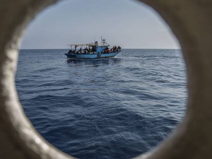Un bote de migrantes, antes de ser rescatado por el barco de Open Arms.