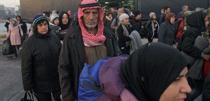 Un grupo de refugiados llega a Atenas desde la isla griega de Lesbos.