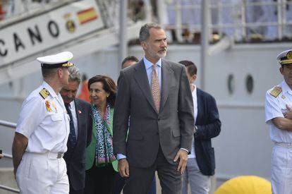 El rey Felipe ha subido este jueves al buque escuela Juan Sebastián Elcano durante su visita al Puerto de Santander, que celebra su 150 aniversario. El monarca estuvo seis meses enrolado en el barco en 1987 cuando tenía 19 años. 
