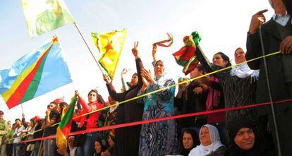 Kurdos sirios protestan contra la construcci&oacute;n de un muro en la frontera turca. 