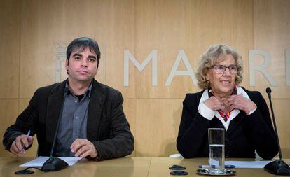 La alcaldesa de Madrid, Manuela Carmena, acompañada por el edil de IU Jorge García Castaño en una imagen de archivo. 