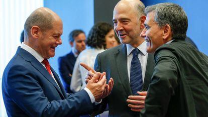 De izquierda a derecha, el ministro de Finanzas alemán, Olaf Scholz; el comisario europeo de Asuntos Económicos, Pierre Moscovici; y el ministro griego de Finanzas, Euclid Tsakalotos, en una reciente reunión del Eurogrupo.