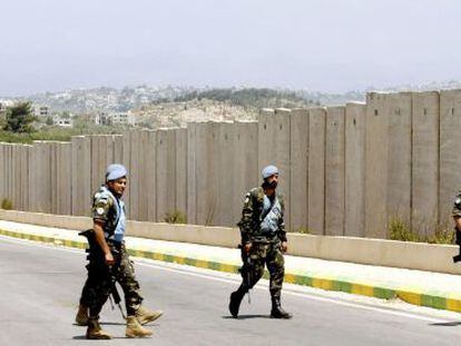 Soldados de UNIFIL patrullan junto al muro que separa Israel de L&iacute;bano.