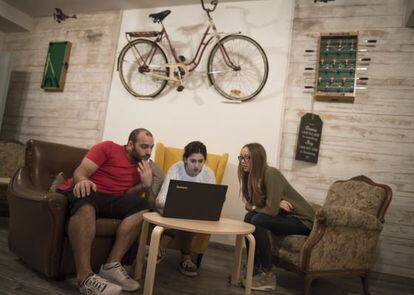 Interior del Tactic Café, donde se paga por minutos.