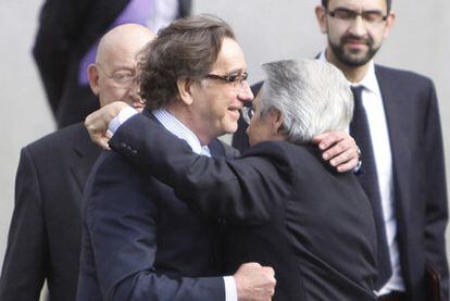 José Luis Méndez (izquierda) se abraza con Julio Fernández Gayoso, en el exterior de la residencia del presidente de la Xunta.