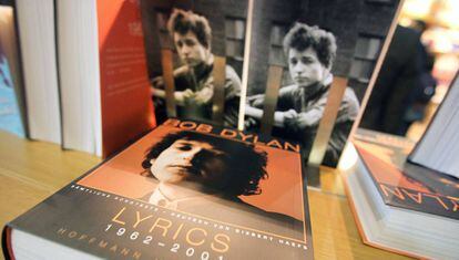 Libros de Bob Dylan en una estanter&iacute;a.