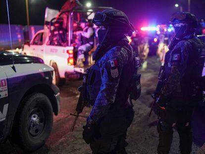 Elementos de la Guardia Nacional y Fuerza Civil durante un operativo en Michoacán.