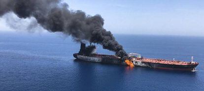 Uno de los petroleros atacados arde en el estrecho de Ormuz. 