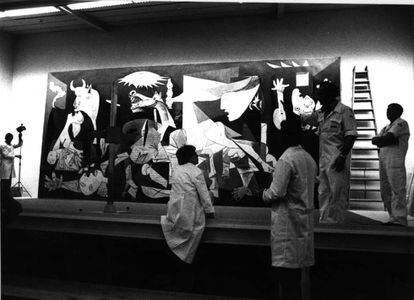 Trabajos de colocación del 'Guernica' de Picasso en el Casón del Buen Retiro de Madrid tras su regreso a España en 1981.