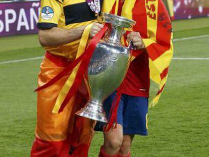 Iker Casillas y Xavi Hernández celebran la Eurocopa