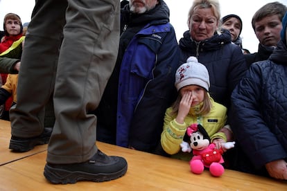 "El absoluto trauma que esta población ha vivido durante los últimos ocho meses está muy en el centro de nuestra agenda con la Organización Mundial de la Salud y Unicef", dijo Brown en una rueda de prensa por videoconferencia desde Ucrania el lunes. En la imagen, una niña llora mientras espera a recibir ayuda en la ciudad, el pasado viernes.