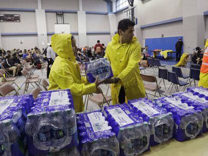 Oficiales proporcionan agua en el centro de evacuación de Corpus Christi.