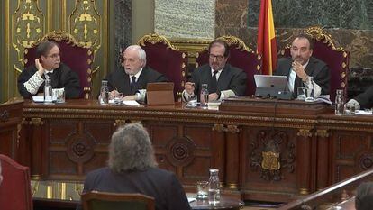 Miembros del tribunal durante la declaración como testigo de Joan Tardá en el juicio del 'procés'.