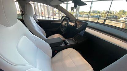 El interior de los Model Y ofrece dos alternativas de acabado en cuero: negro y blanco. En cualquiera de los casos, el aspecto y la comodidad de los asientos es realmente buena.