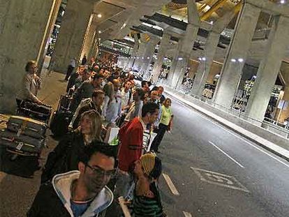 Viajeros esperando un taxi en la T-4 a la 1.30 del lunes.