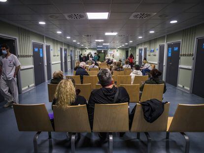 Una sala de espera del hospital Ramón y Cajal de Madrid, en marzo de 2020.