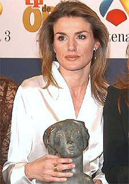 La periodista recibe el premio TP de manos de Javier González Ferrari, en el año 2001, como mejor periodista menor de 30 años.