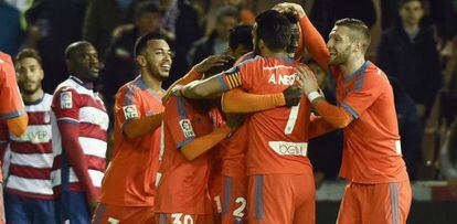 Lo jugadores del Valencia celebran el gol del Zahibo.