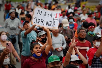 Cientos de personas participan en una manifestación contra la cuarentena, en Lima, el pasado enero.