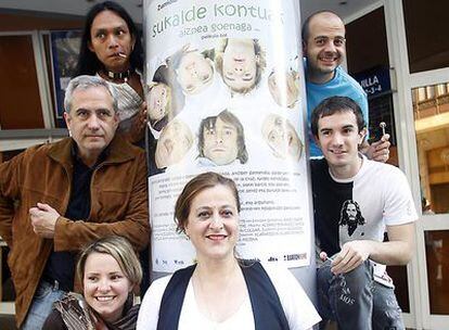 Aizpea Goenaga, ayer, ante el cartel de <i>Secretos de cocina</i>, con  parte del elenco de su película.
Asier Polo actúa en el Euskalduna.
