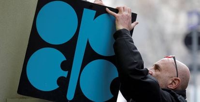 Cartel con el logo de la OPEP colgado en la sede del cartel de productores de petróleo en Viena (Austria). 