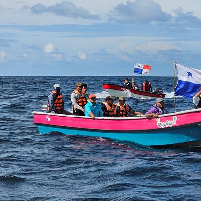 Barcos pesqueros bloquean la entrada del puerto en Punta Rincón, Panamá, el 23 de noviembre 2023.