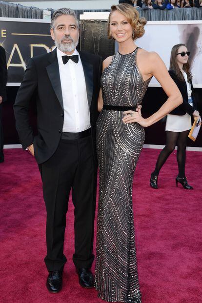 Un barbudo George Clooney, nominado como productor de Argo, acompañado por Stacy Keibler, enfundada en un Naeem Khan.