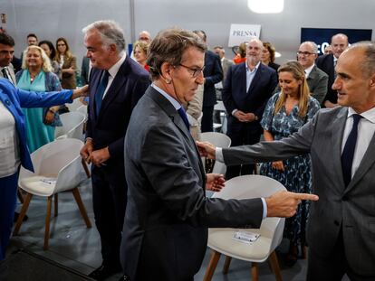 El presidente del Partido Popular, Alberto Núñez Feijóo, en un acto en Valencia este viernes, junto al negociador del PP para temas judiciales, Esteban González Pons (detrás de él, a la izquierda).