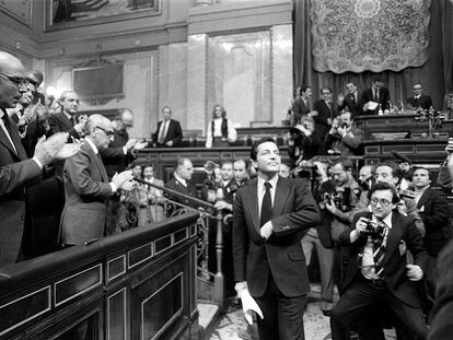 Adolfo Suárez es aplaudido desde el banco azul por Fernando Abril Martorell y Manuel Gutiérrez Mellado, tras la votación en la sesión de investidura como presidente del Gobierno en el Congreso, el 30 de marzo de 1979.