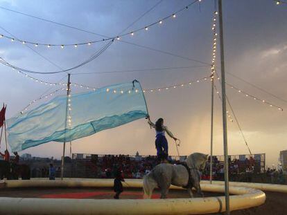 Uno de los espectáculos del festival de circo Karacena, en la ciudad marroquí de Salé, a cargo de los alumnos de la escuela Shems’y.