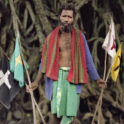 El jefe Fred con las banderas de su región.