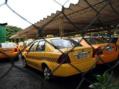 Decenas de taxis estatales permanecen en un estacionamiento, por una céntrica calle de La Habana (Cuba).