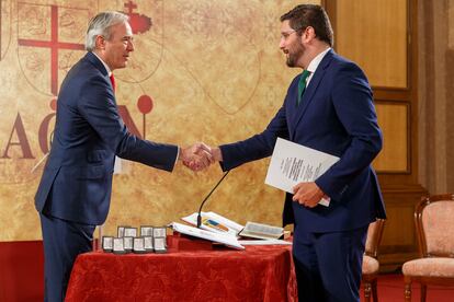 El presidente de Aragón, Jorge Azcón (PP), y el vicepresidente Alejandro Nolasco (Vox), en agosto.