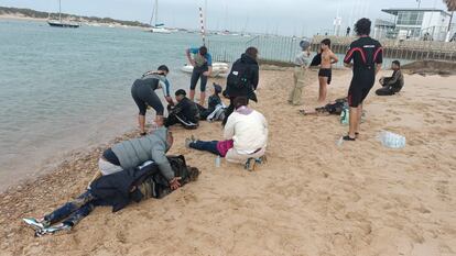 Inmigrantes atendidos en la playa al presentar síntomas de ahogamiento, este miércoles en Chiclana (Cádiz).