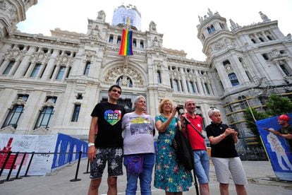 La exalcaldesa de Madrid Manuela Carmena durante el acto del despliegue de bandera del Orgullo Madrid en 2018.