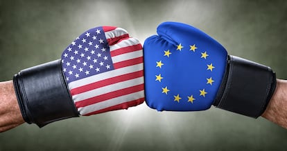 Imagen de un cruce de guantes de boxeo con las banderas de Estados Unidos y la Unión Europea