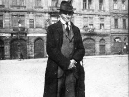 Franz Kafka, en Praga, en 1920. On Prague'S Old Town Square (Around 1920). (Photo by:)