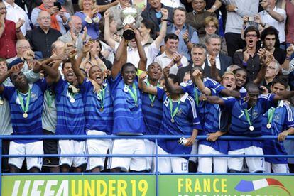 Los jugadores franceses levantan la copa que les acredita como campeones de Europa sub 19.