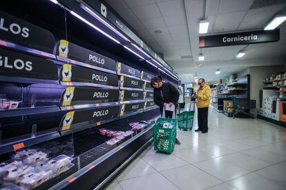 Fuentes de Mercadona también confirman que este lunes registraron compras por encima de lo habitual en algunos de sus establecimientos, donde algunos productos se agotaron. En la imagen, estantes vacíos de un supermercado de Madrid.