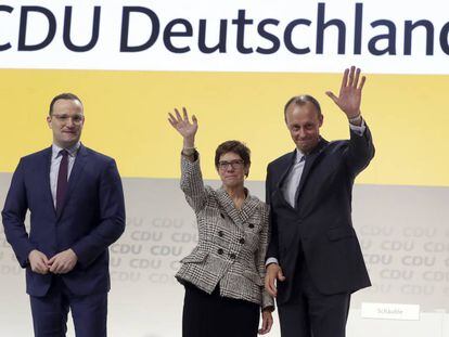 De izquierda derecha, el conservador Jens Spahn, ministro de salud, Annegret Kramp-Karrenbauer, presidenta de la CDU y ministra de Defensa Friedrich Merz, aspirante a la presidencia del partido y a candidato a la cancillería.