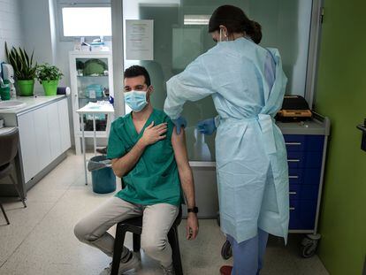 Un sanitario recibe la vacuna de Pfizer, a principios de febrero en Valencia.