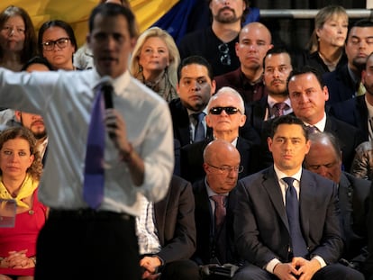 El encargado de la oposición venezolana en EE UU, Carlos Vecchio, a la derecha, observa un mitin de Juan Guaidó en Miami, el 1 de febrero de 2020.